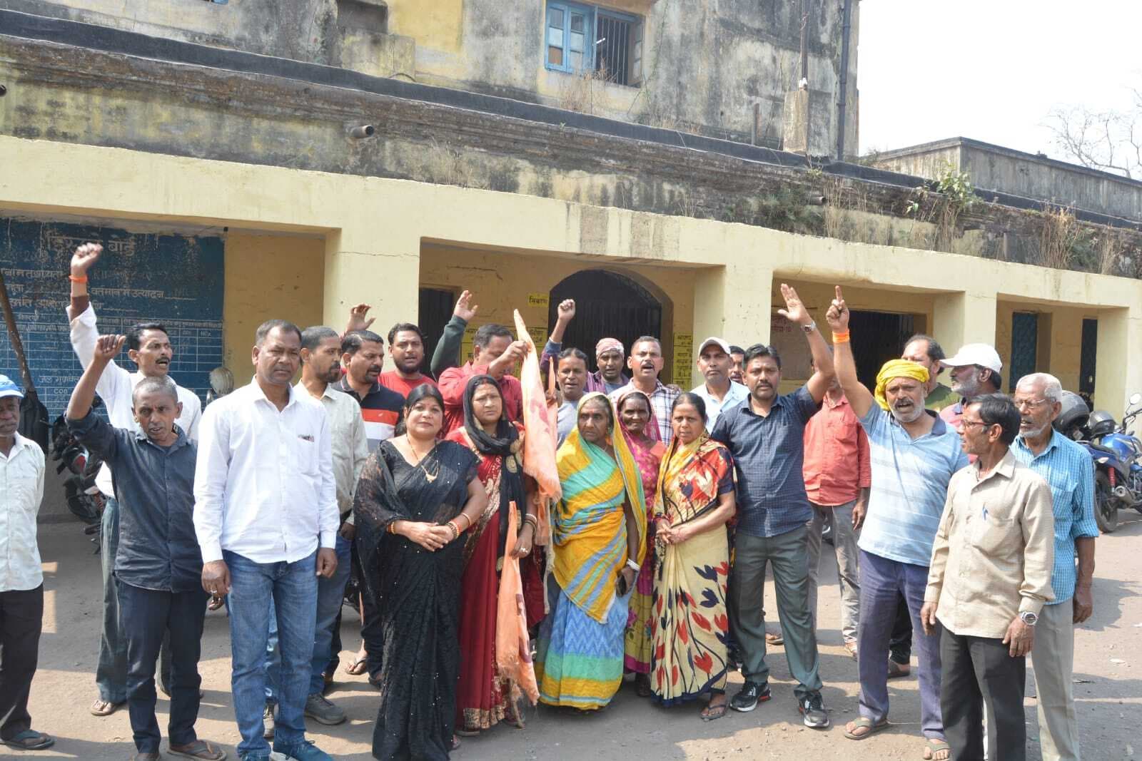 Dhanbad News: पिट वाटर के लिए लोगों ने पीओ व कार्मिक विभाग कार्यालय में जड़ा ताला, हंगामा