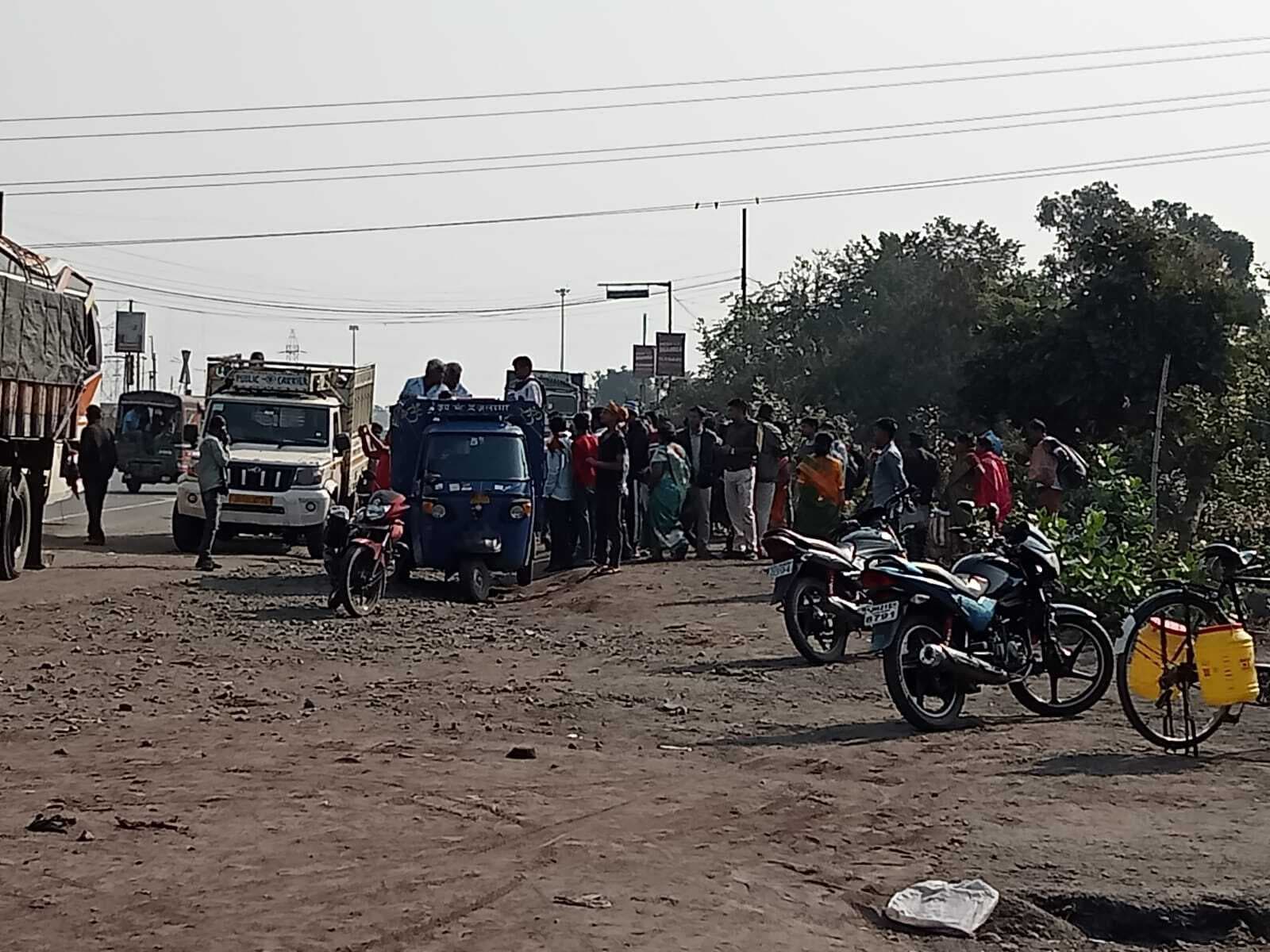 Dhanbad News: कुंभ यात्रियों से भरी बस को ट्रेलर ने मारी टक्कर, 12 घायल