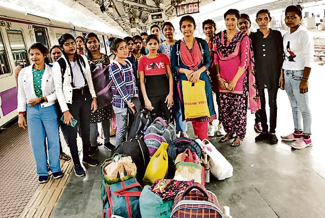 Dhanbad News: कारखाने का गेट खुला, 15 दिनों बाद मुक्त हुईं कोलकाता में कैद पंचेत की 95 युवतियां, लौटीं घर