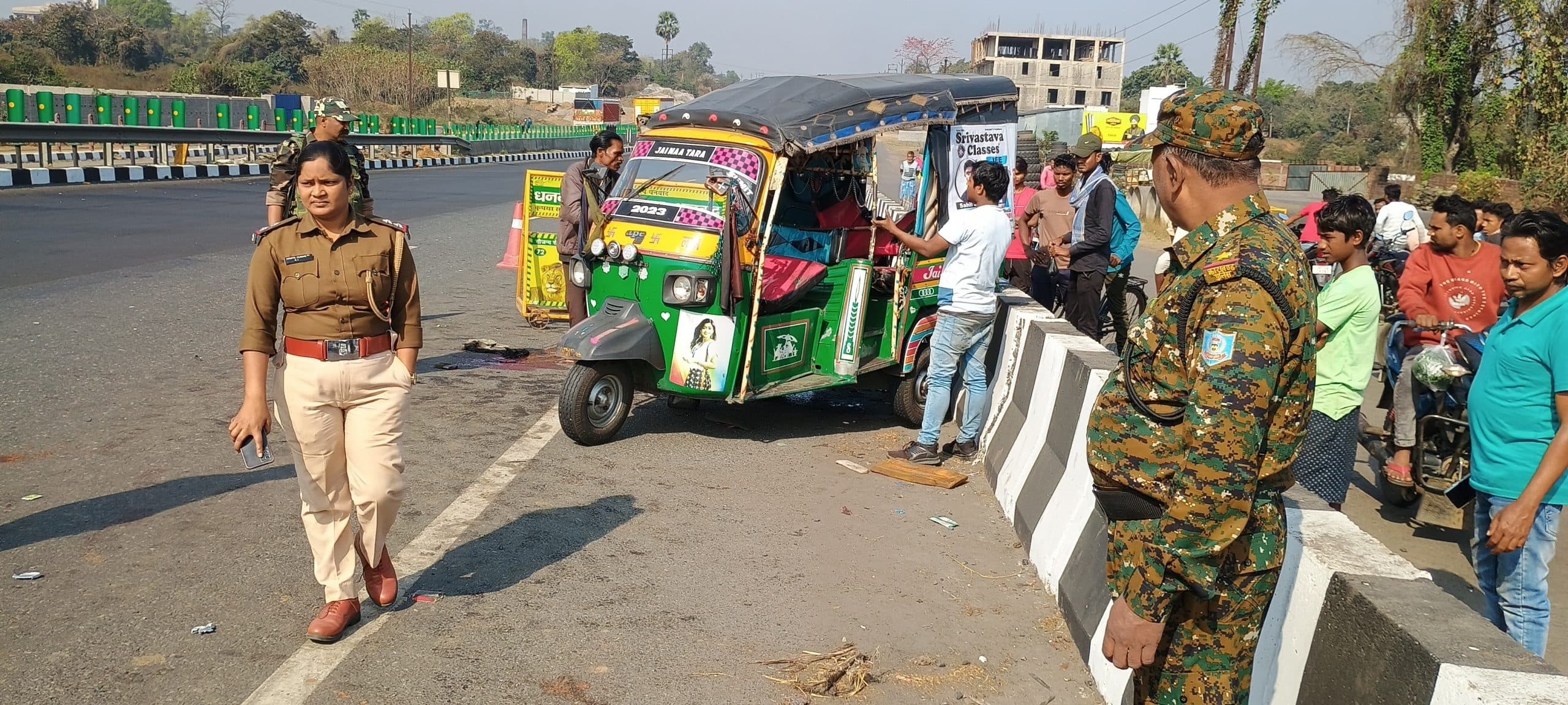 Dhanbad News: कुंभ से लौट रही कार ने टेंपो को मारी टक्कर, चालक की मौत, चार घायल