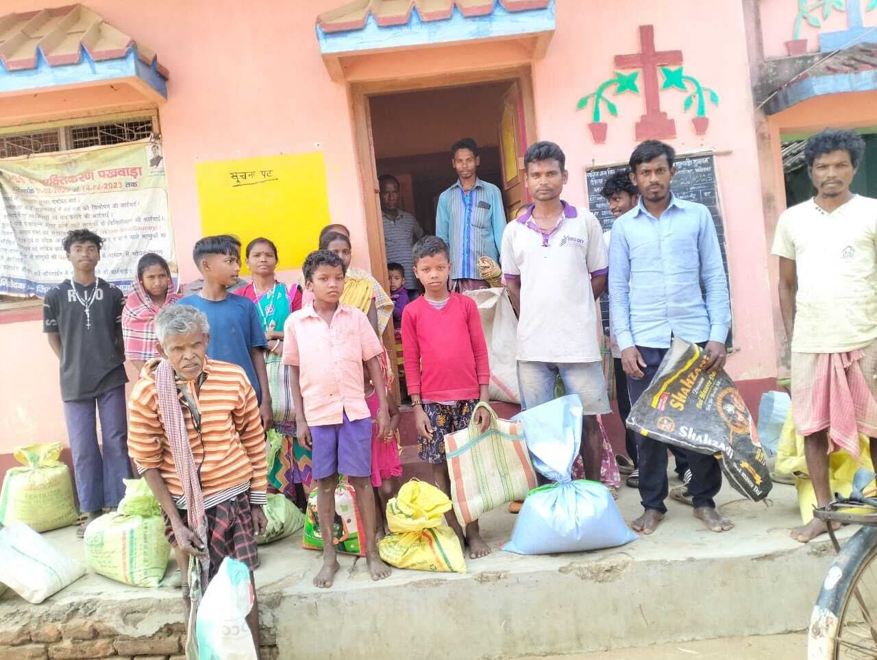 कार्रवाई की चेतावनी के बाद पीडीएस डीलर ने बांटा राशन