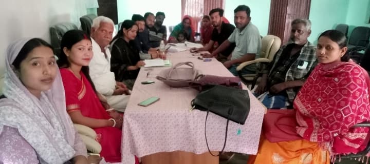 ग्रामसभा में लोगों से लाभकारी योजना का लिया फीडबैक