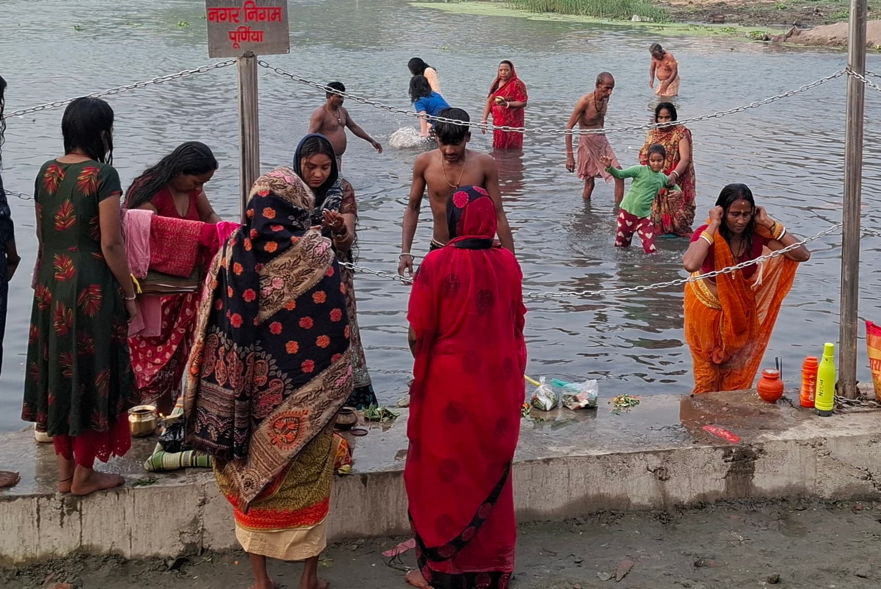 भगवान शिव पर भांग-धतुरा संग जल अर्पित कर भक्तों ने लगायी अपनी मुरादों की अर्जी