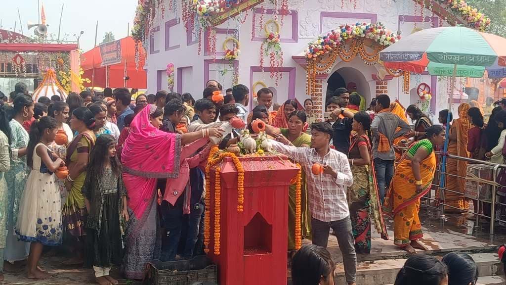 गोरखनाथ धाम में जलाभिषेक श्रद्धालुओं का उमड़ा सैलाब