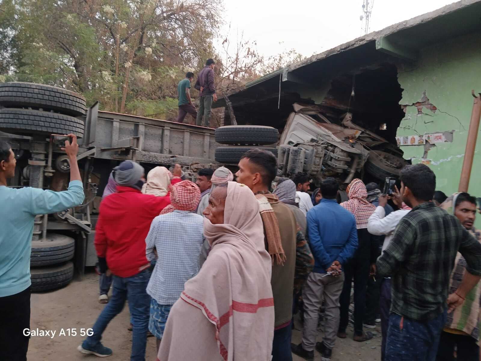 तरवां में अनियंत्रित हाइवा दुकान में जा घुसा, एक घायल