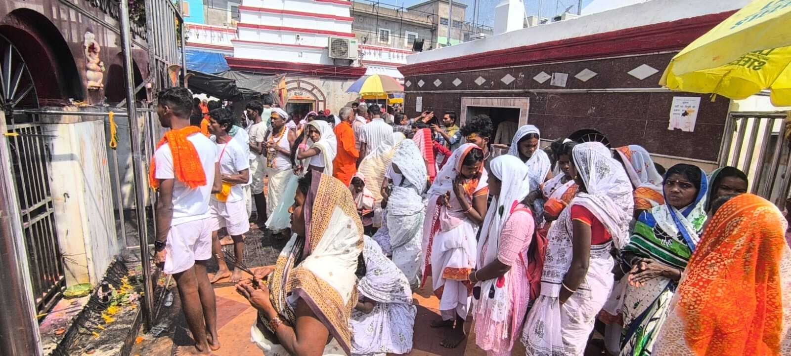 सवा लाख भक्तों ने किया जलाभिषेक, चढ़ाये ध्वजा, किया गठबंधन