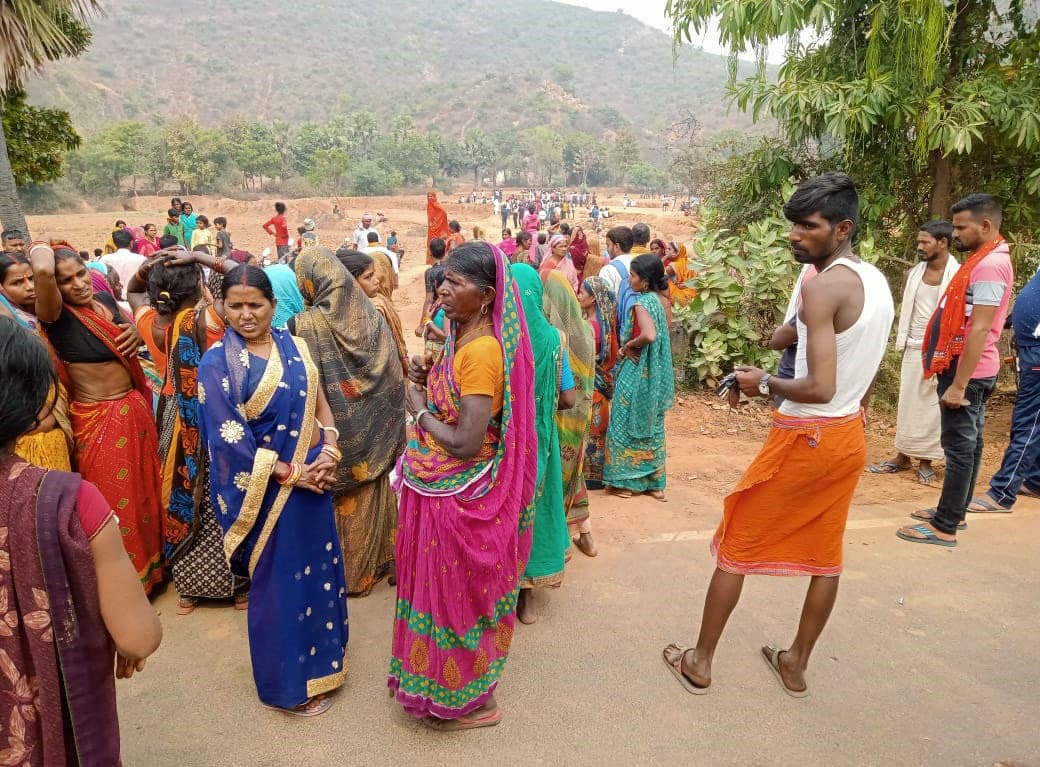 युवक व किशोर का शव मिलने के बाद आक्रोशित लोगों ने किया सड़क जाम