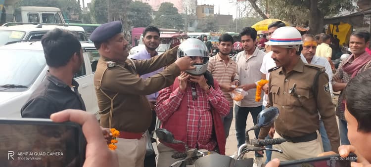 सड़क सुरक्षा जागरूकता अभियान में बताया गया हेलमेट का महत्व