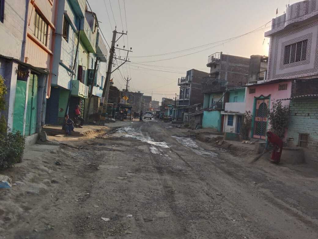 किऊल रोड में नाला निर्माण के लिए लोग हटा रहे अतिक्रमण