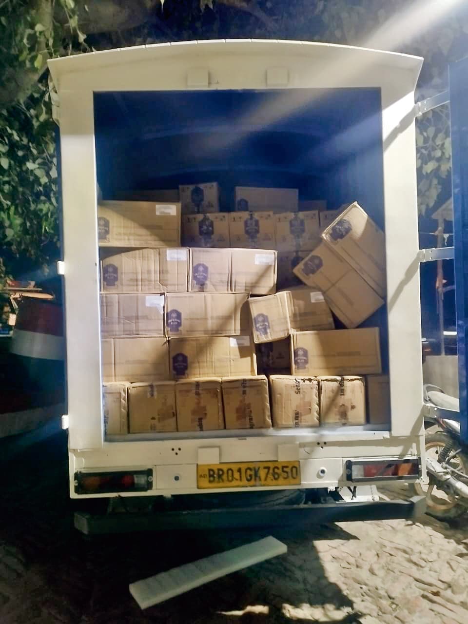 hajipur news. डाक पार्सल वैन से हाजीपुर लायी जा रही 198 कार्टन विदेशी शराब जब्त, दो धंधेबाज गिरफ्तार