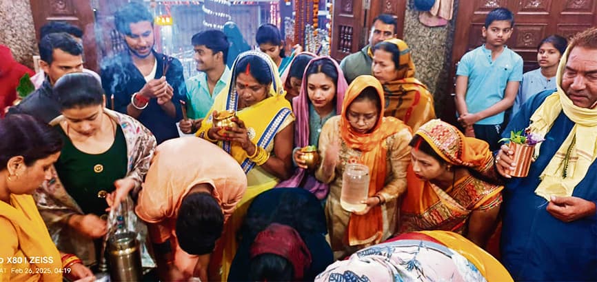 Gopalganj News  : महाशिवरात्रि पर शिवालयों में उमड़ा आस्था का सैलाब, ब्रह्म मुहूर्त से गूंजते रहे हर-हर महादेव, शिवमय हुए गांव और शहर