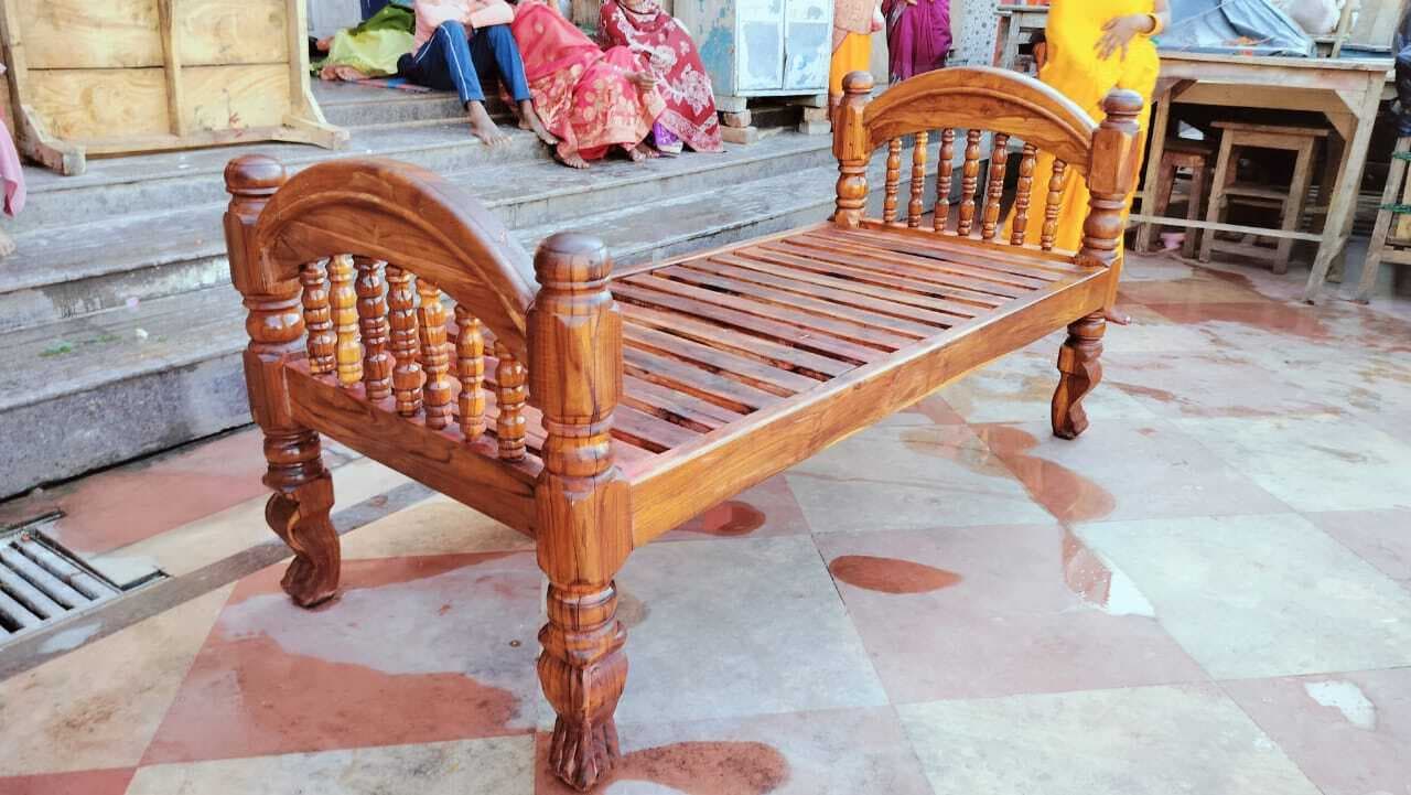 गर्भगृह में लगा भोलेनाथ का विशेष पलंग, रहेगा एक पखवारे तक