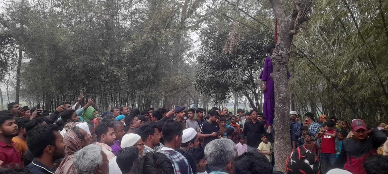 पेड़ से लटका मिला युवती का शव, छानबीन में जुटी पुलिस