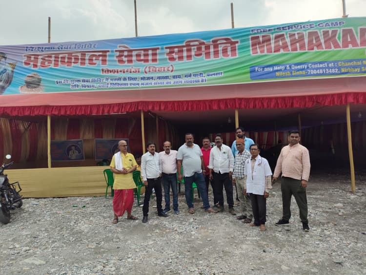 महाकाल धाम जोड़ा पहाड़ पर आयोजित शिविर में श्रद्धालु कर रहे सेवा कार्य