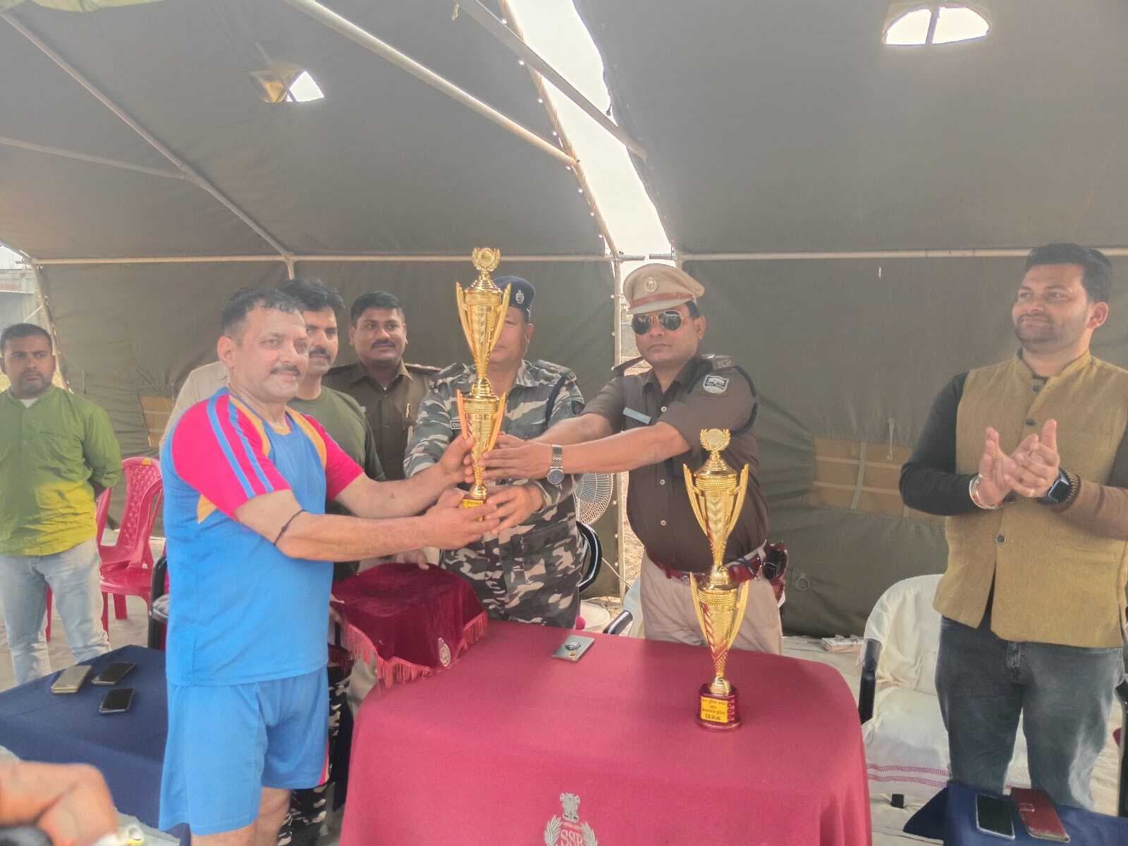 पुलिस सप्ताह के तहत बॉलीबॉल मैच आयोजित