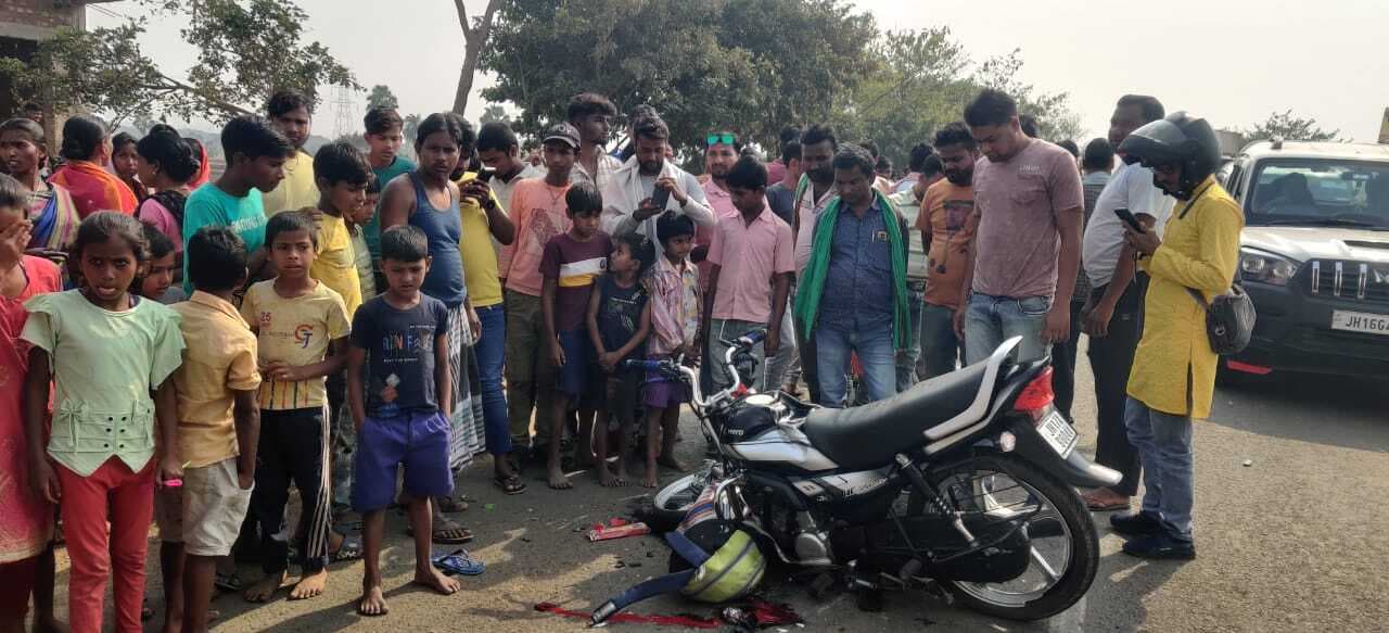 ट्रैक्टर की चपेट में आने से पति-पत्नी की मौत, पांच वर्षीय बालक घायल