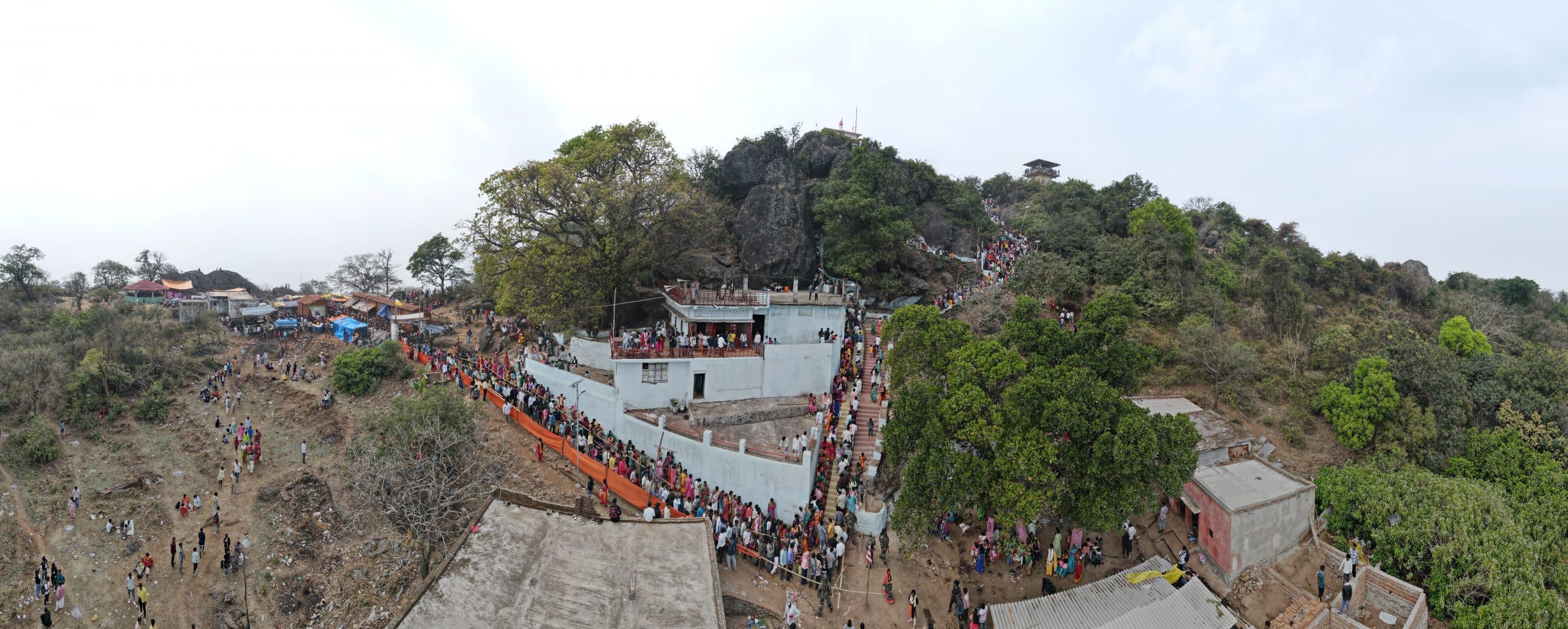 Jamshedpur news. दलमा पर 2025 से अधिक गाड़ियों पर सवार होकर पहुंचे शिवभक्त, 16 हजार से अधिक लोग आये