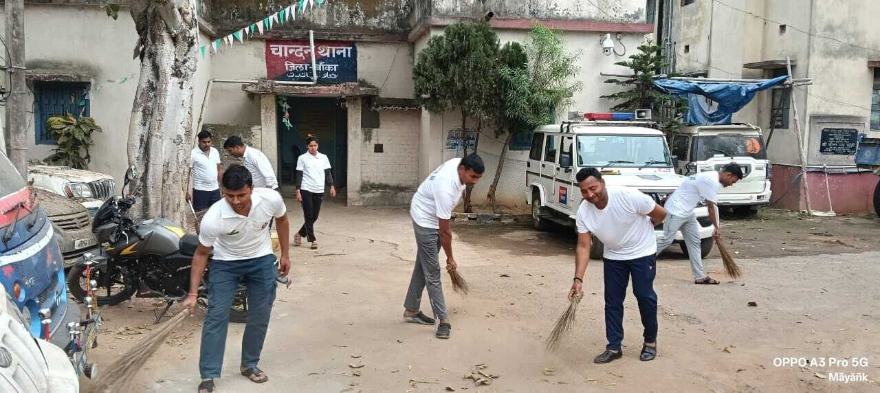 चांदन थाना परिसर में चला स्वच्छता अभियान