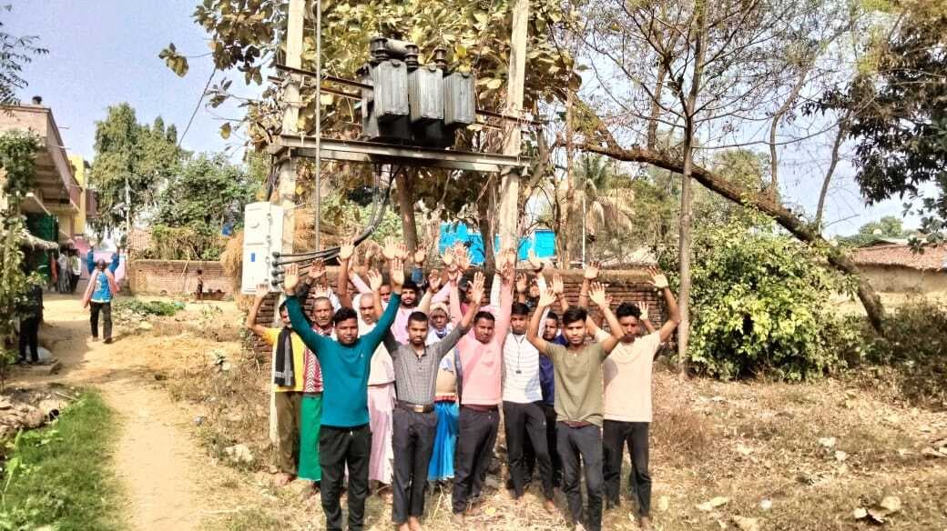 ट्रांसफार्मर बदलने की मांग, ग्रामीणों ने किया प्रदर्शन