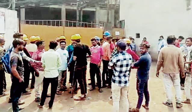 जामुड़िया : फैक्टरी के बाहर वेतन के लिए श्रमिकों का प्रदर्शन