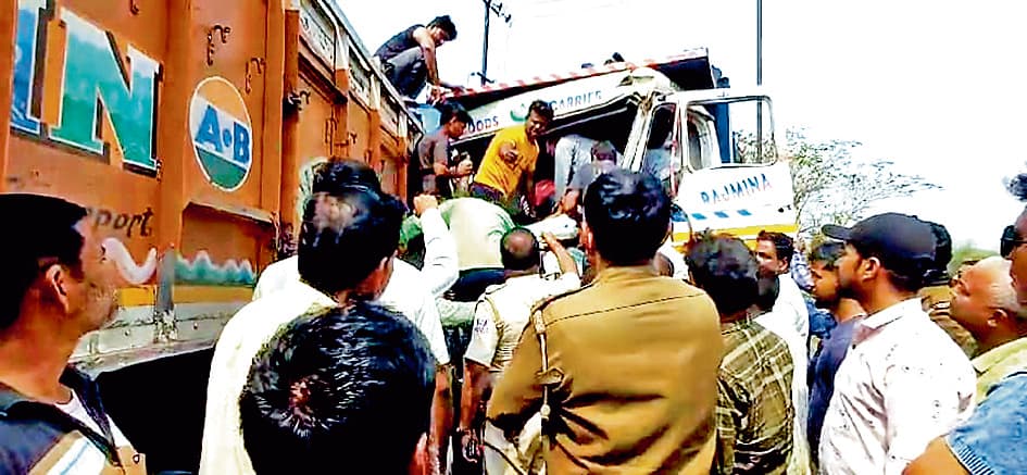 पांडवेश्वर के महाल मोड़ पर डंपर से भिड़ा कोयला लदा ट्रक, चालक जख्मी