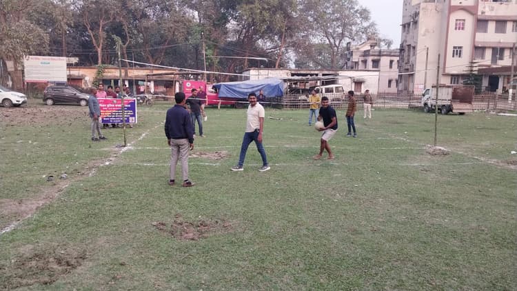 पुलिस पब्लिक के बीच वॉलीबाॅल मैच आयोजित