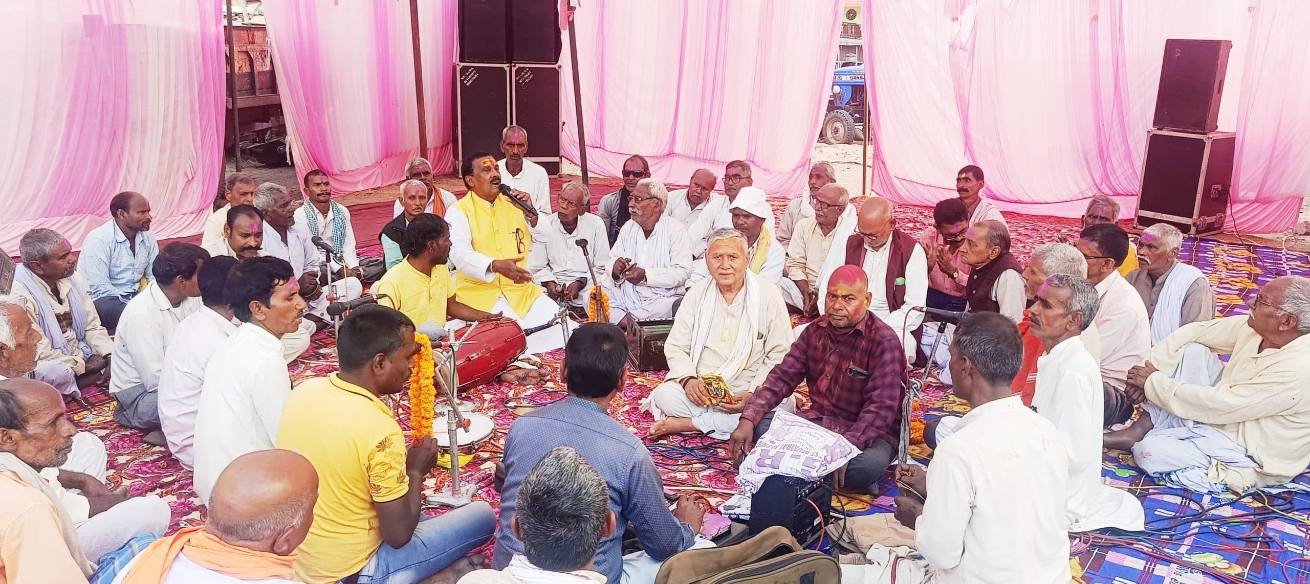 Aurangabad News : ओबरा में होली गीत पर झूमते रहे लोग