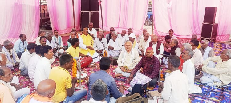 Aurangabad News : ओबरा में होली गीत पर झूमते रहे लोग