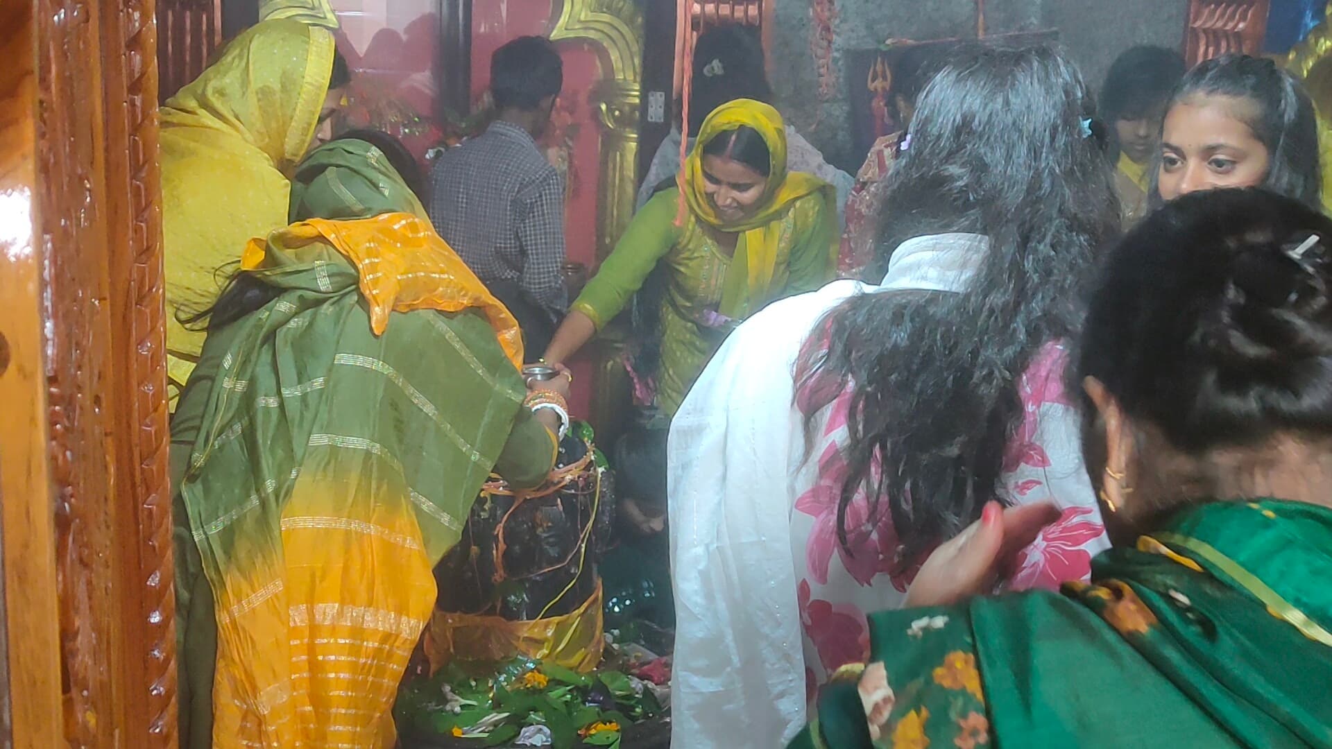 हर-हर महादेव के जयघोष से गूंजते रहे शिवालय