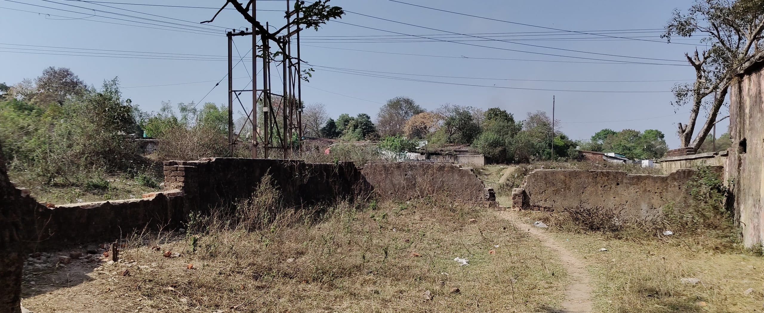 Bokaro News : मूलभूत सुविधाओं से वंचित रेलवे मध्य विद्यालय, नामांकन पर पड़ रहा असर
