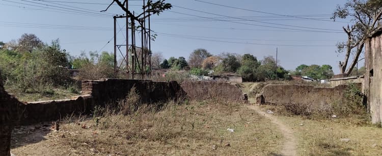 Bokaro News : मूलभूत सुविधाओं से वंचित रेलवे मध्य विद्यालय, नामांकन पर पड़ रहा असर
