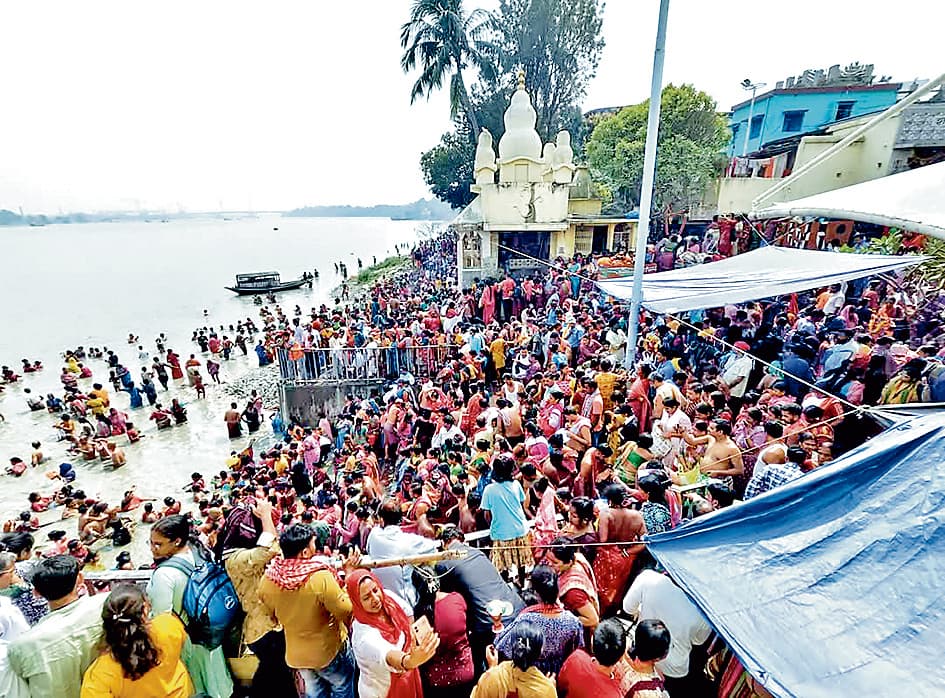महाशिवरात्रि पर तारकेश्वर मंदिर में उमड़े भक्त