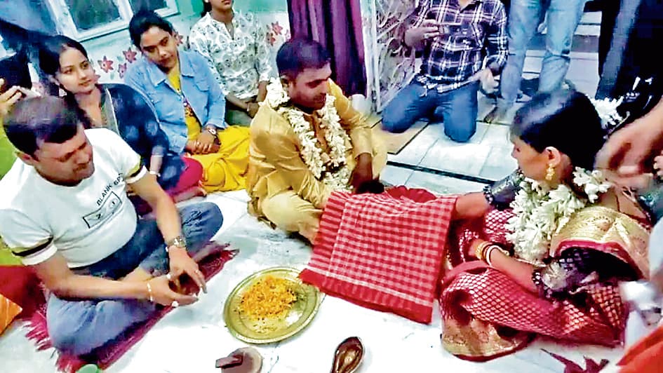 चापड़ा थाने में दो सिविक वॉलंटियर ने रचायी शादी