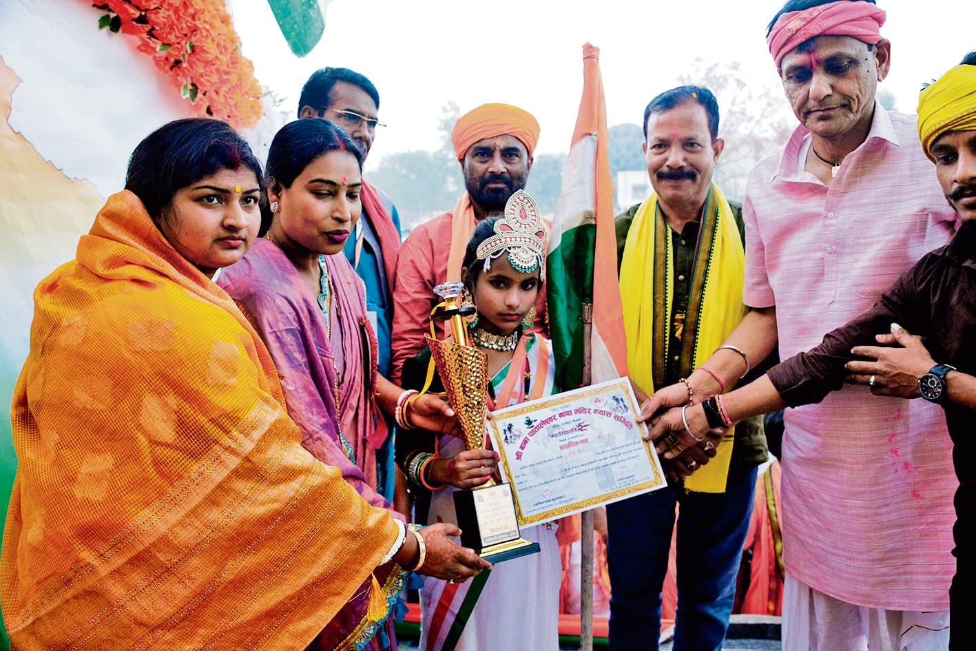 hajipur news. शिव बारात में शामिल झांकियों को केंद्रीय गृह राज्यमंत्री ने किया पुरस्कृत