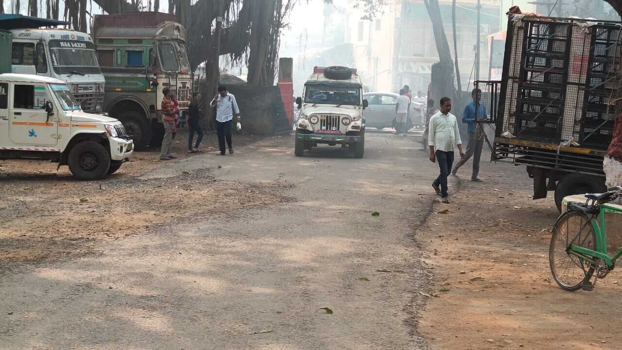 East Singhbhum News : बहरागोड़ा में नो इंट्री में घुसे बड़े वाहन जब्त, पांच घंटे बाद चेतावनी देकर छोड़ा