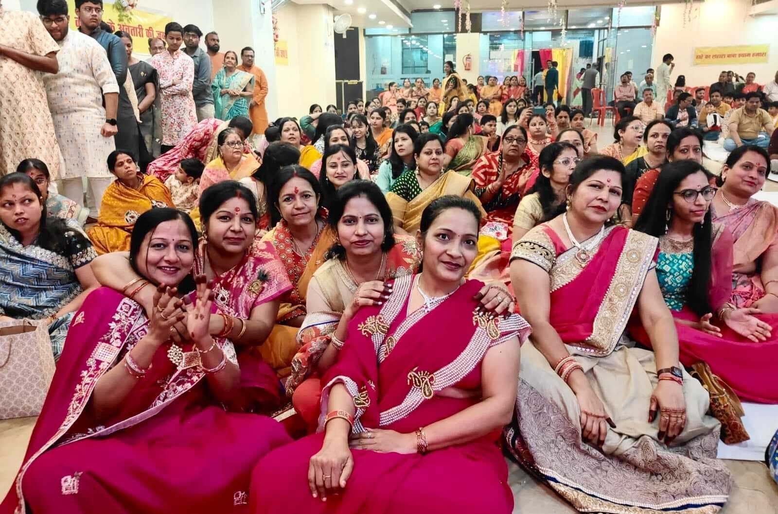 East Singhbhum News : रंगों और भजनों के अनोखे संगम में भक्तों ने लगायी डुबकी