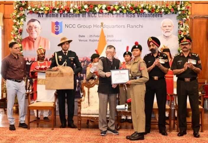 East Singhbhum News : घाटशिला की बेटी सर्जेंट श्रुति रॉय को राज्यपाल ने सम्मानित किया