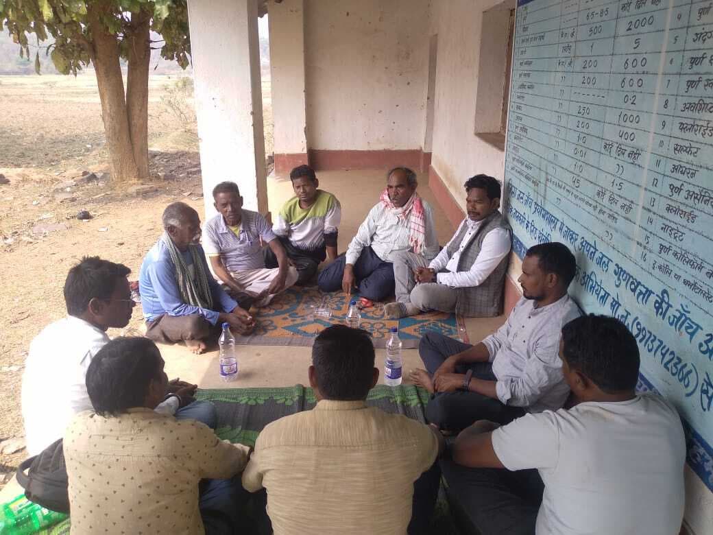 Chaibasa News : एकलव्य विद्यालय में गरीब बच्चों के आरक्षण की व्यवस्था हो : ग्रामीण