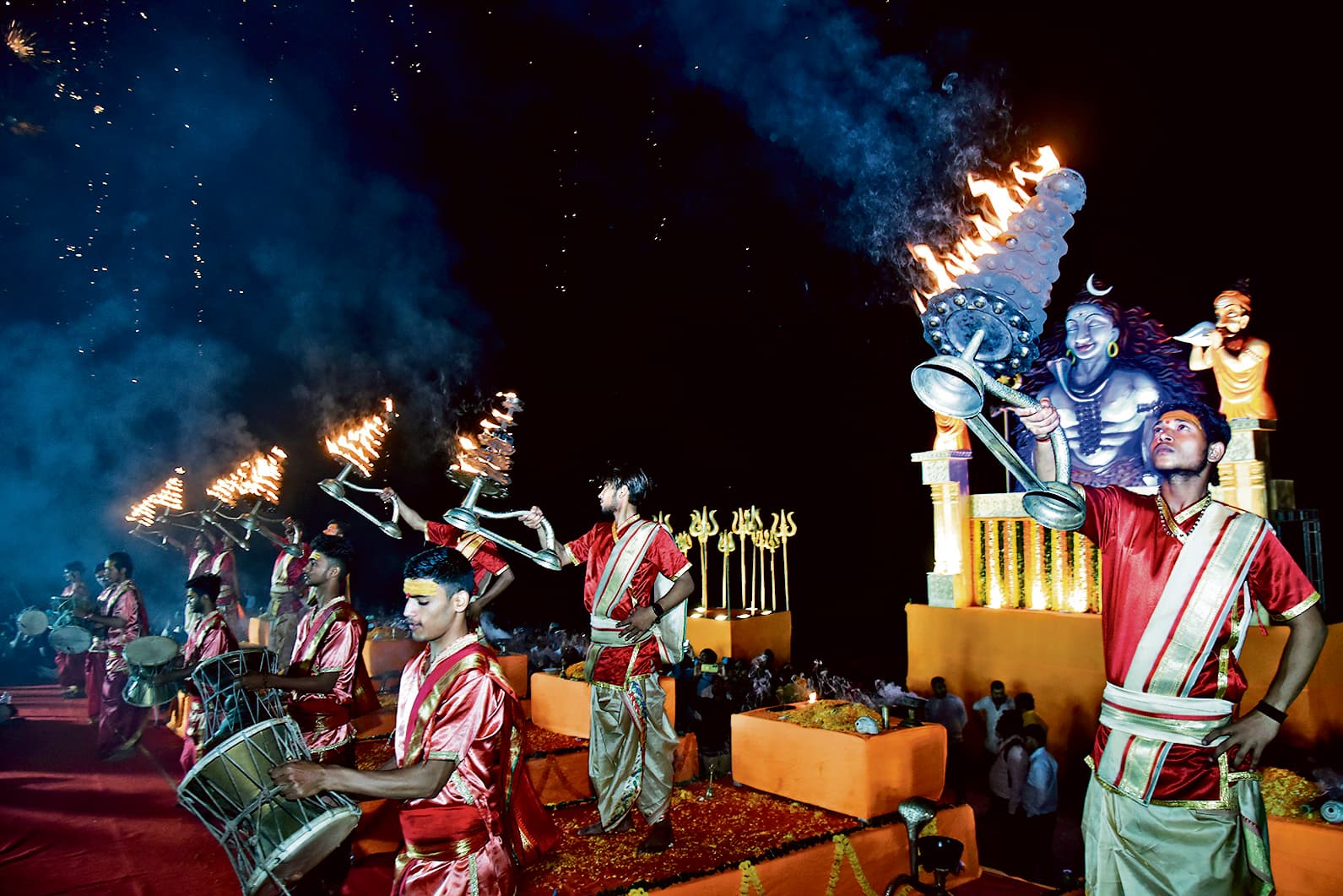 Jamshedpur News: सोनारी के दोमुहानी घाट पर महाशिवरात्रि पर कुंभमय नजारा, महाआरती में उमड़ी श्रद्धालु की भीड़