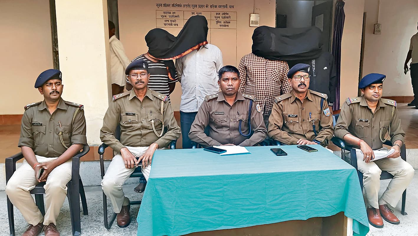 seraikela kharsawan news: बंद पड़ी अभिजीत कंपनी से लोहे का पोल काटते चार लोगों को पुलिस ने दबोचा