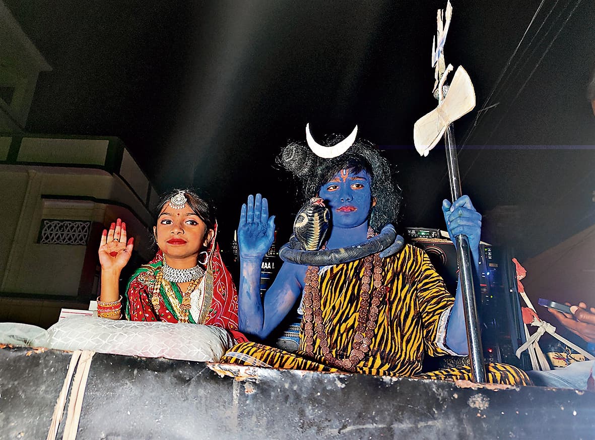 आमदा के पुराना बाजार से निकली शिव की बारात