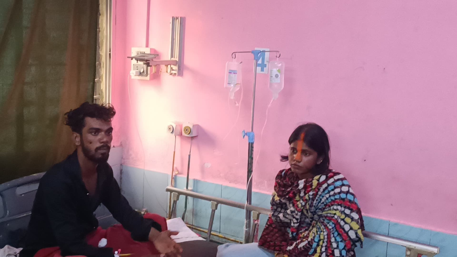 Dhanbad News : पहले प्रेमी, फिर प्रेमिका ने खाया जहर, परिजनों ने अस्पताल में करा दी दोनोंं की शादी