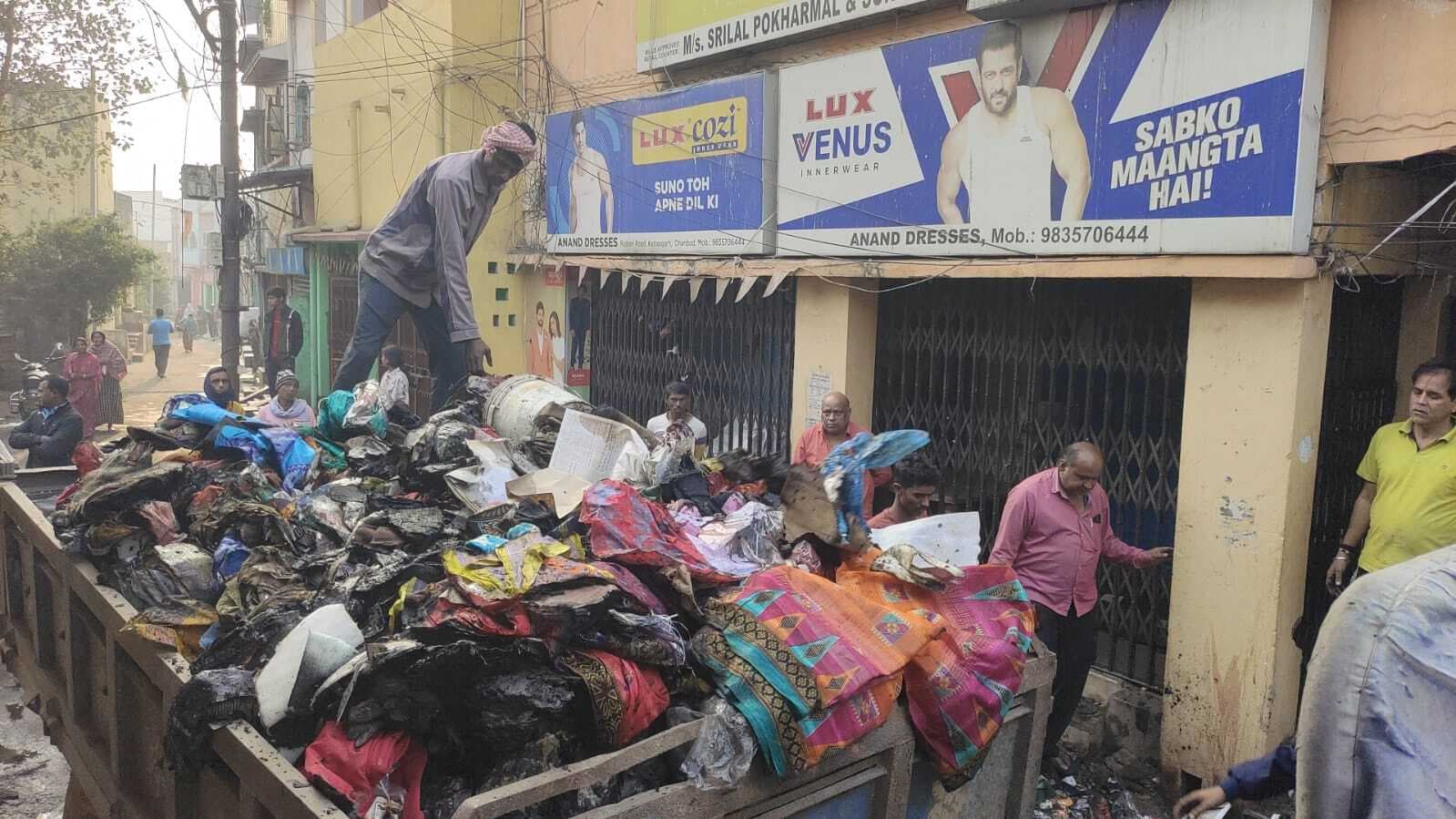 Dhanbad News : कतरास बाजार की दो दुकानों में शॉर्ट सर्किट से लगी आग, लाखों की संपत्ति खाक