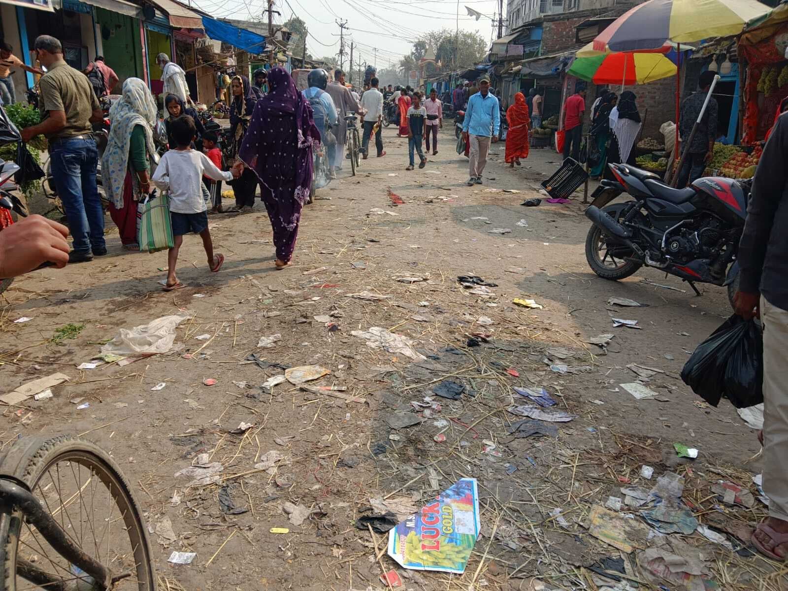 अतिक्रमण हटते ही बंगाली बाजार सब्जी मंडी की सड़कें हो गयी चौड़ी, गुजरने लगे वाहन