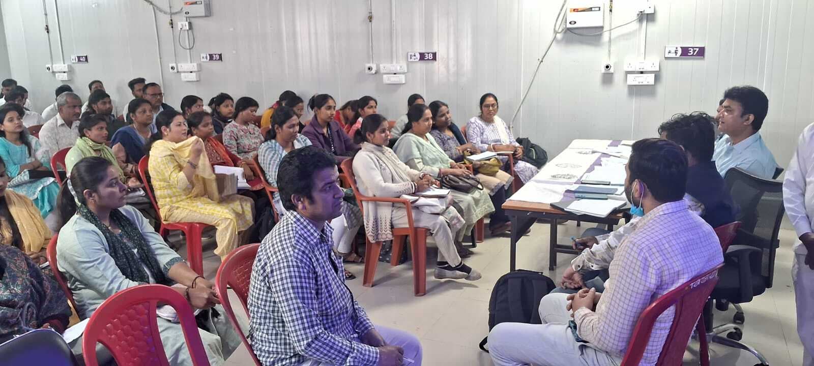 एचडब्लूसी की समीक्षा में कई सीएचओ पर गिरी गाज, शो-कॉज के साथ वेतन पर रोक