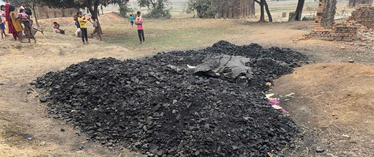 पुलिस ने अवैध रूप से भंडारित चार टन कोयला किया जब्त