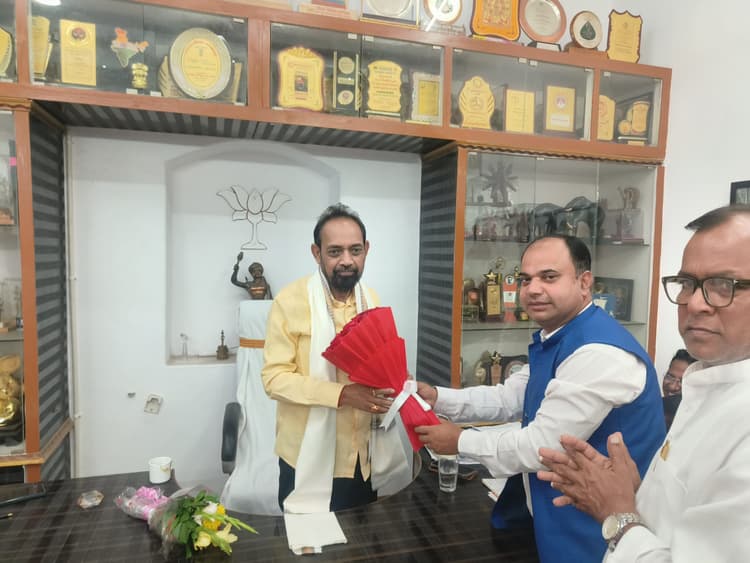 Jamshedpur news. साकची गोलचक्कर पर लगे शहीद चंद्रशेखर की प्रतिमा : डॉ पवन पांडेय