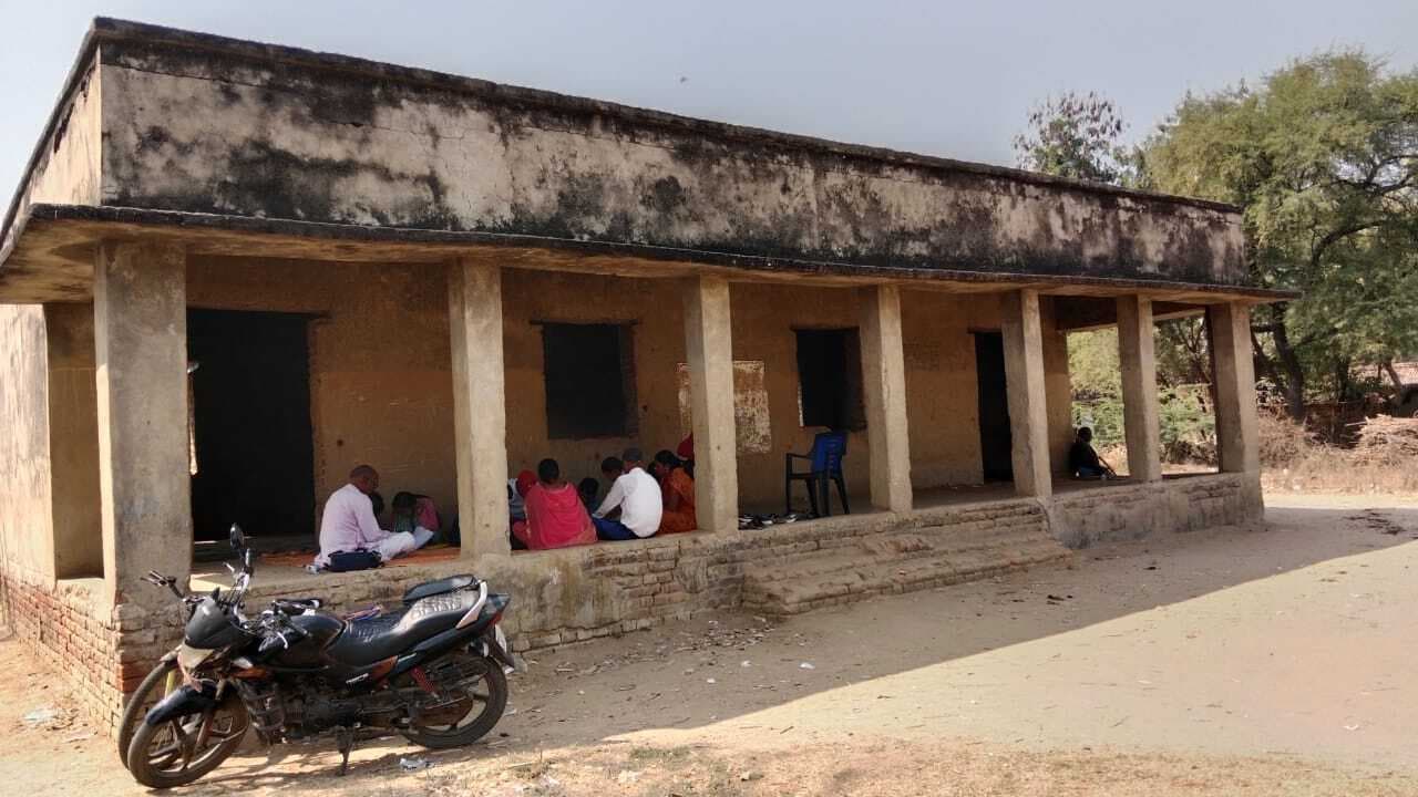 30 वर्ष पहले बना सामुदायिक भवन हुआ जर्जर