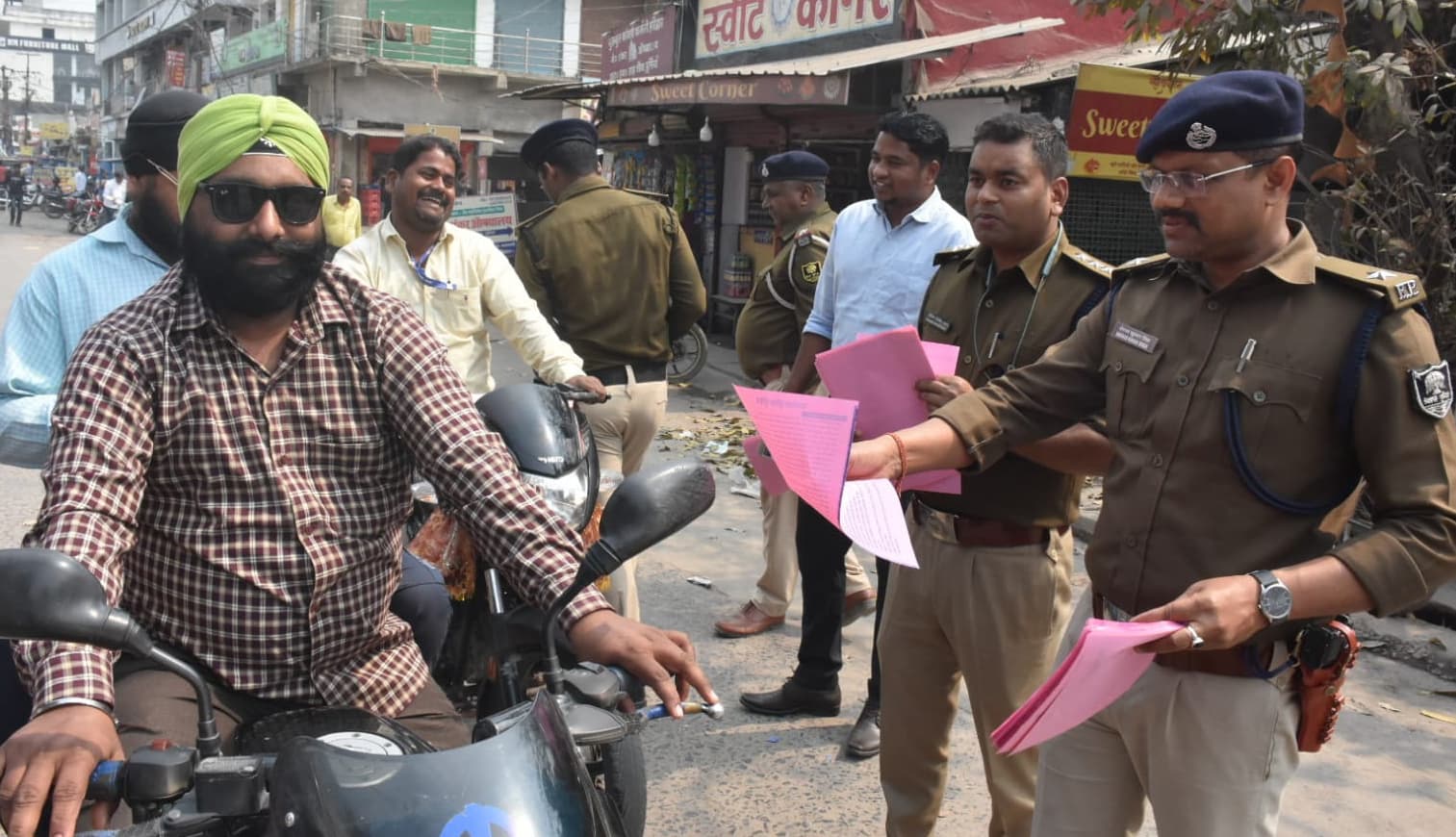 यातायात पुलिस ने ट्रैफिक नियमों के प्रति लोगों को किया जागरूक