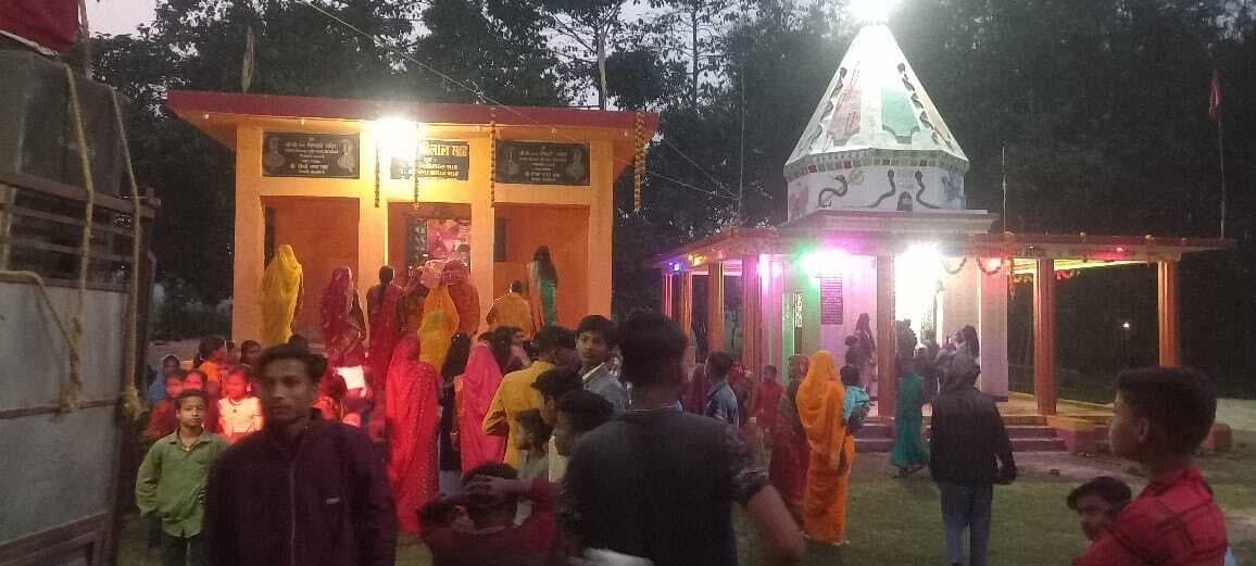 जलाभिषेक के लिए शिवालयों में सुबह से ही श्रद्धालुओं की लगी रही भीड़